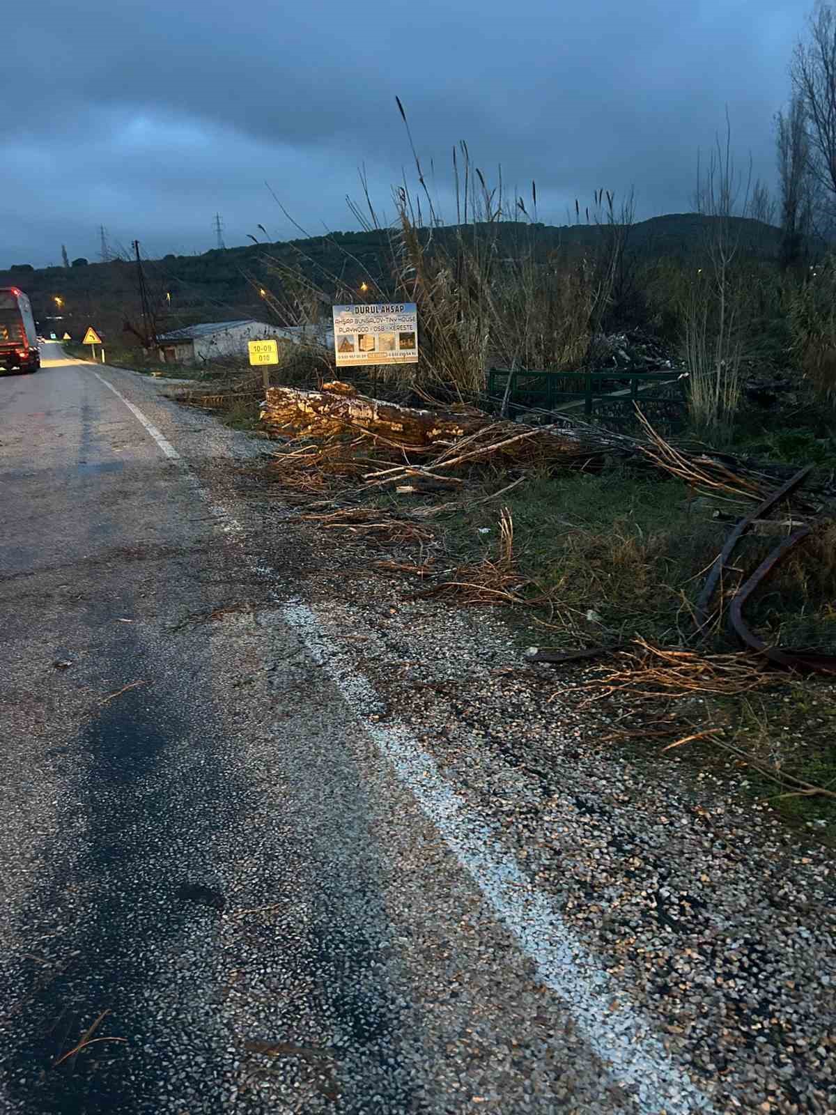 Bandırma ve Erdek’i fırtına vurdu: Çatılar uçtu, ağaçlar devrildi
