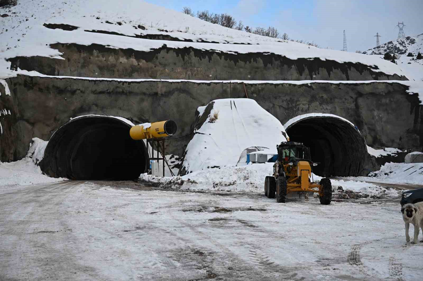 Erzurum ve Bingöl Valileri Çirişli Tüneli’ni inceledi
