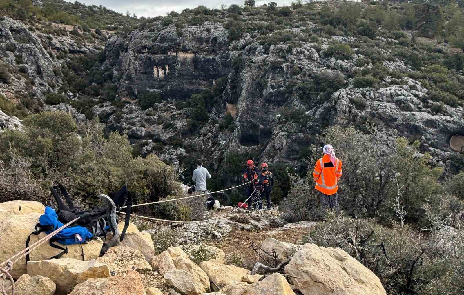 Uçurumda mahsur kalan keçi, itfaiye ekiplerince kurtarıldı
