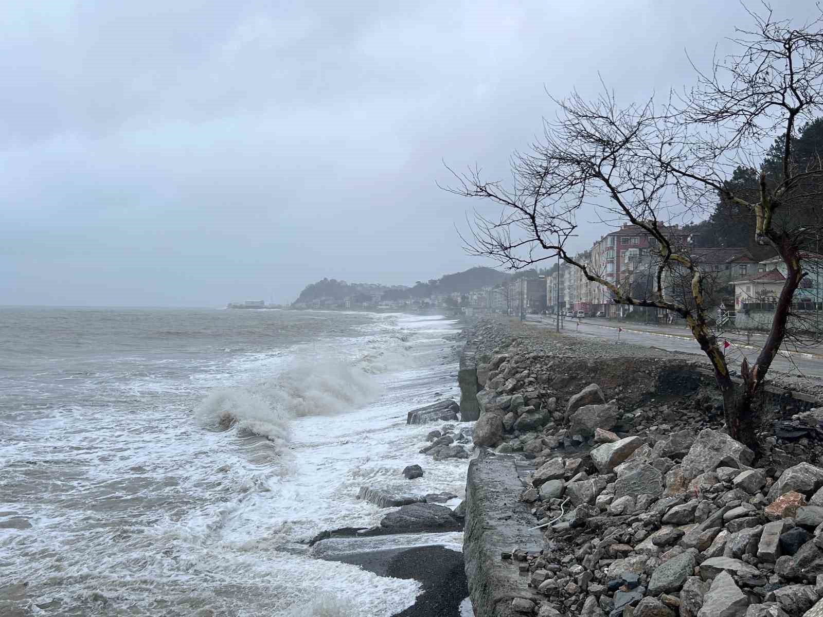 Karadeniz’deki dev dalgalar, sahil yoluna zarar verdi
