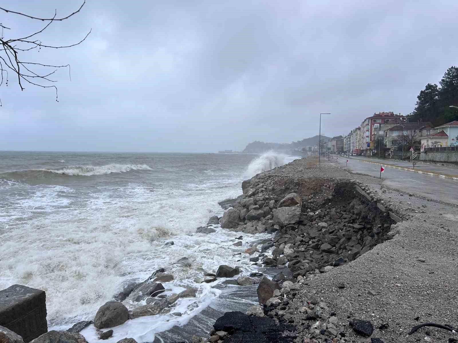 Karadeniz’deki dev dalgalar, sahil yoluna zarar verdi
