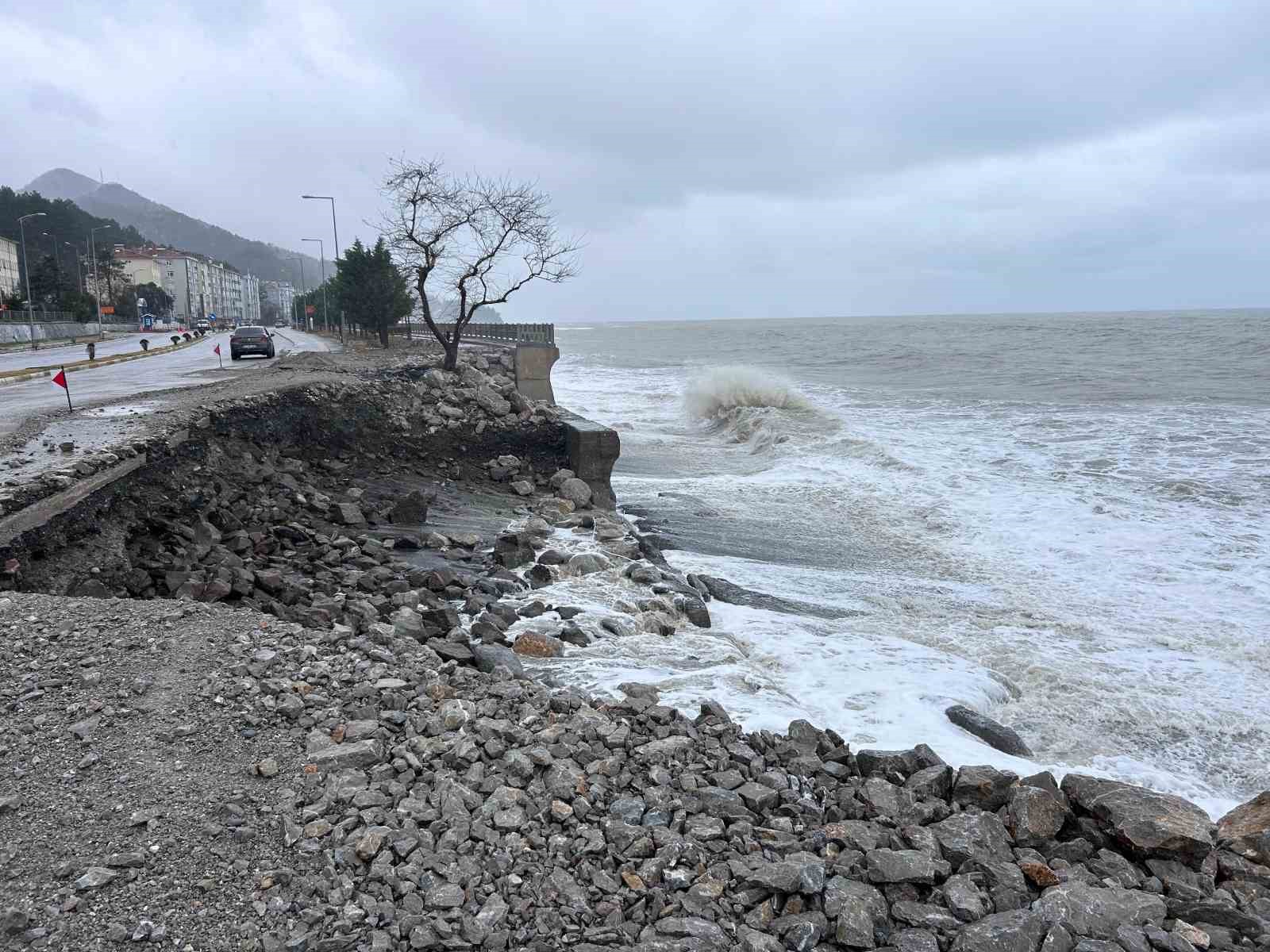 Karadeniz’deki dev dalgalar, sahil yoluna zarar verdi
