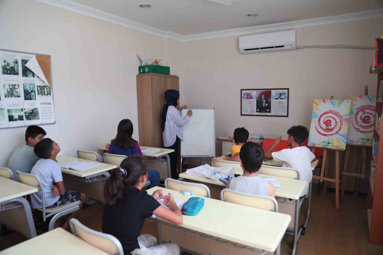 Efeler Belediyesi, yüzlerce kişiye ücretsiz kurslarla sanat ve spor imkanı sunuyor
