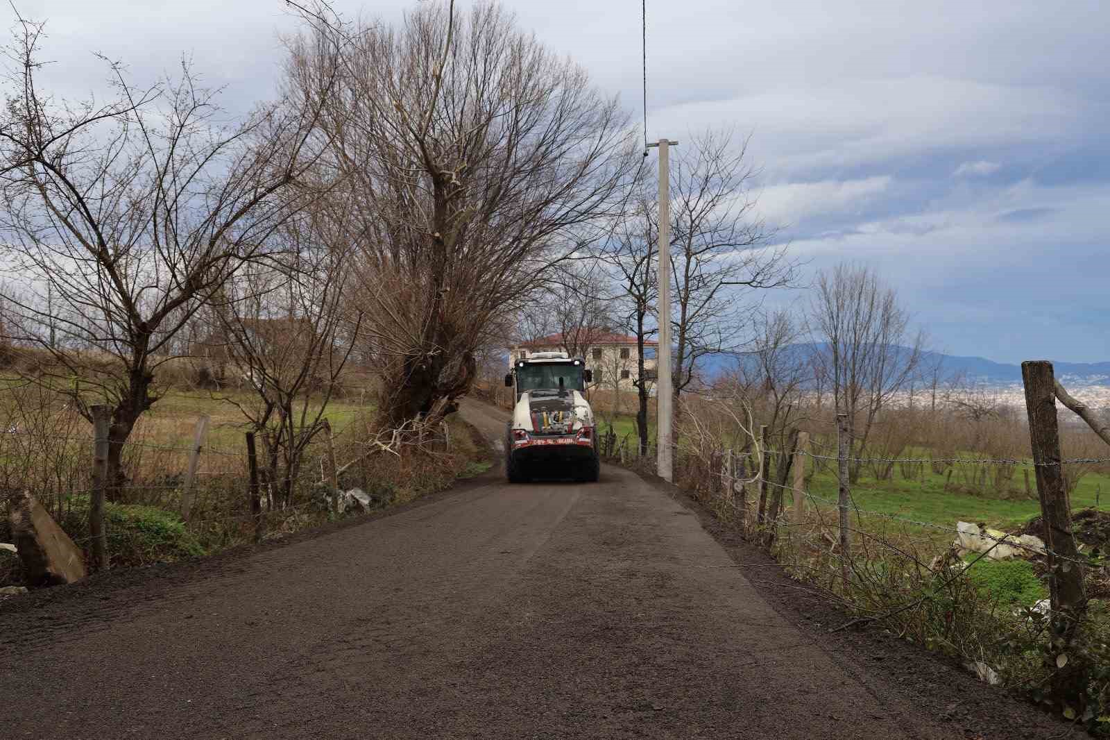 Düzce’de köy yollarına bakım sürüyor
