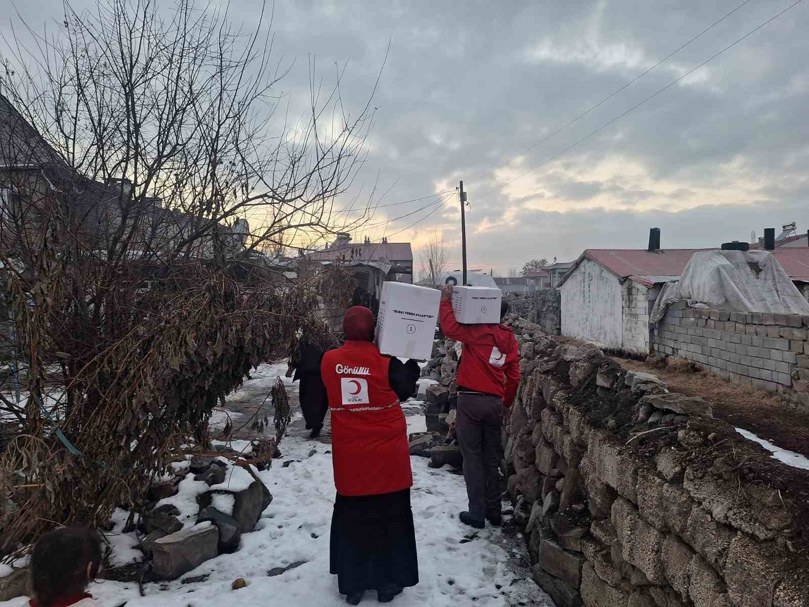 Kızılay Ağrı Şubesi, gıda kolilerini ihtiyaç sahiplerine ulaştırmaya devam ediyor
