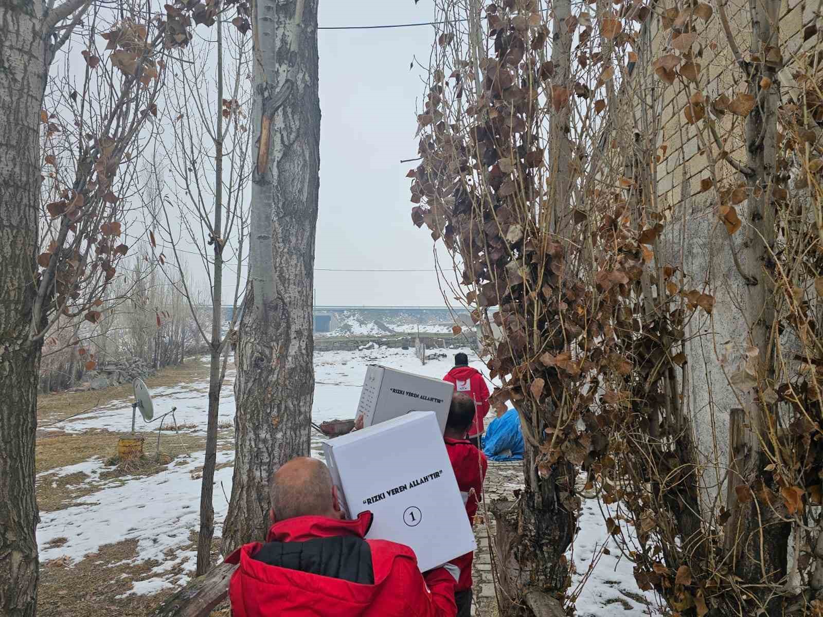 Kızılay Ağrı Şubesi, gıda kolilerini ihtiyaç sahiplerine ulaştırmaya devam ediyor
