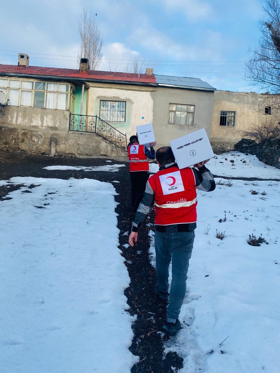 Kızılay Ağrı Şubesi, gıda kolilerini ihtiyaç sahiplerine ulaştırmaya devam ediyor
