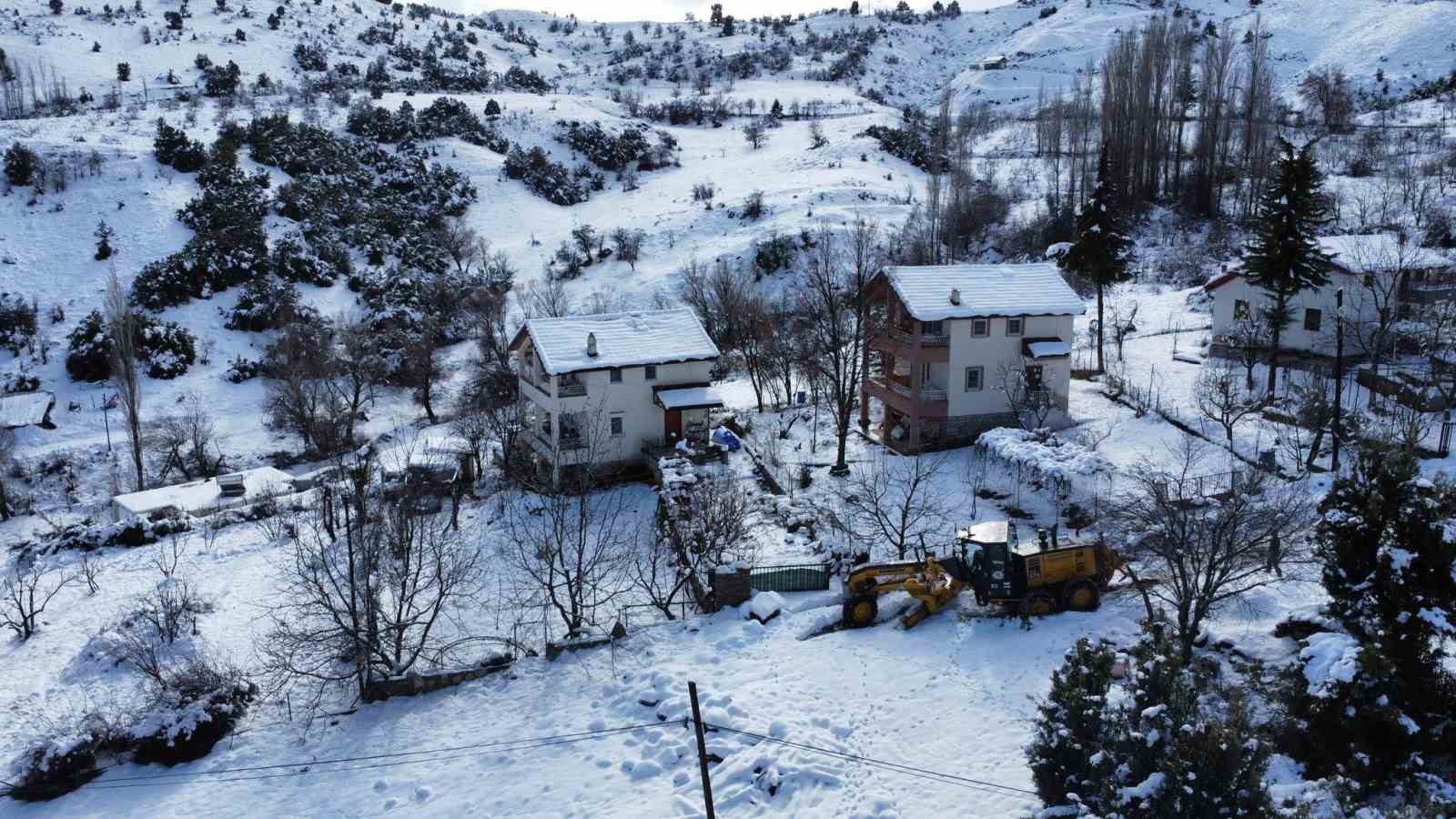 Antalya’da karla mücadele çalışmaları: Ekipler aralıksız çalışıyor
