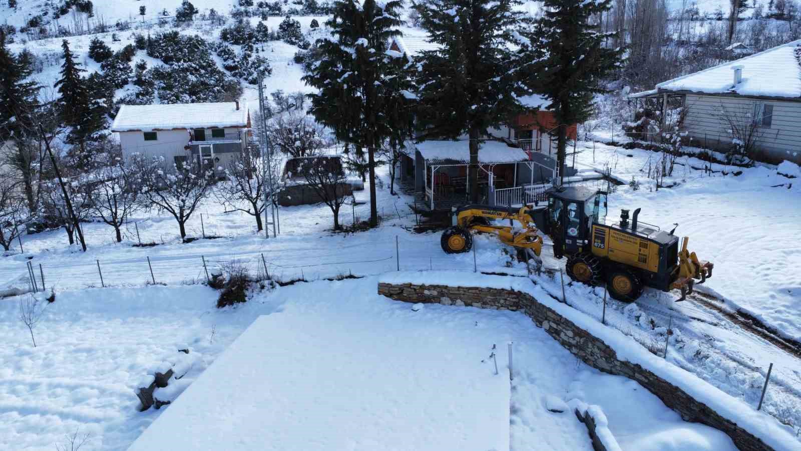 Antalya’da karla mücadele çalışmaları: Ekipler aralıksız çalışıyor
