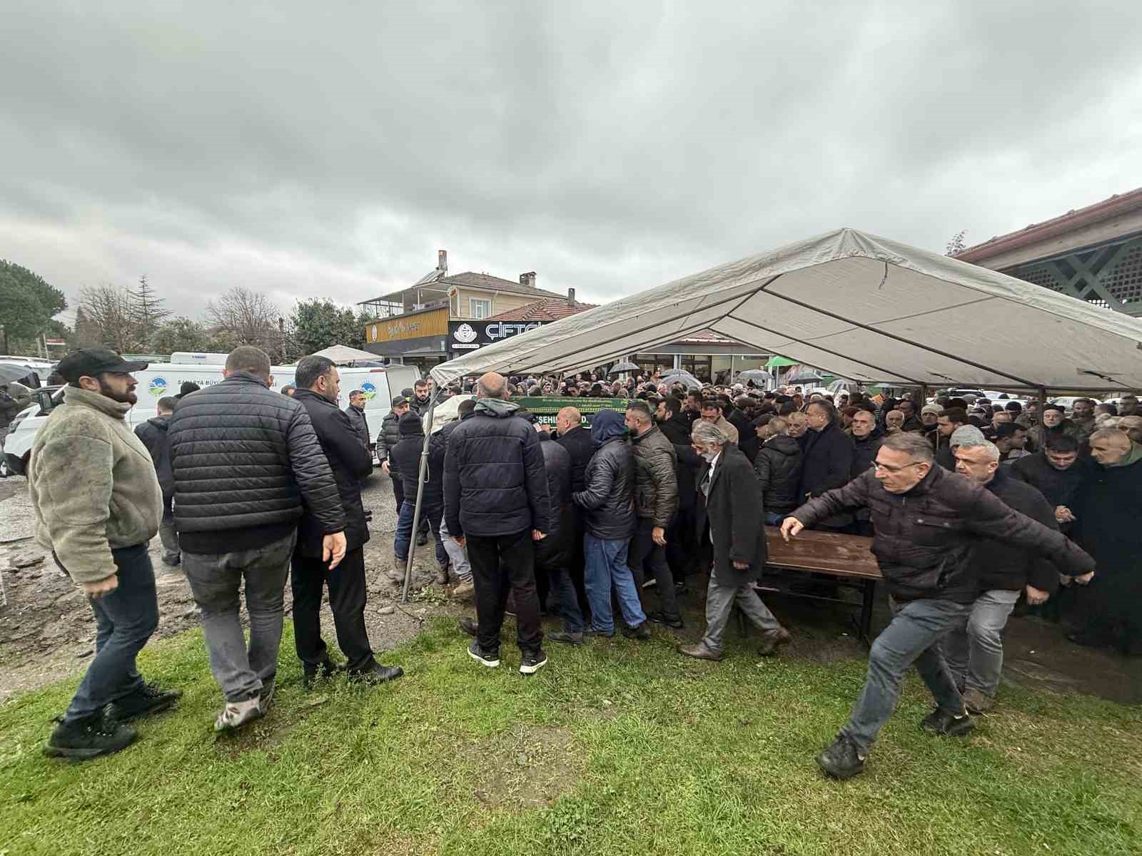 Dönemin kara kutusu olarak bilinen suç örgütü lideri Hadi Özcan, Sakarya’da toprağa verildi
