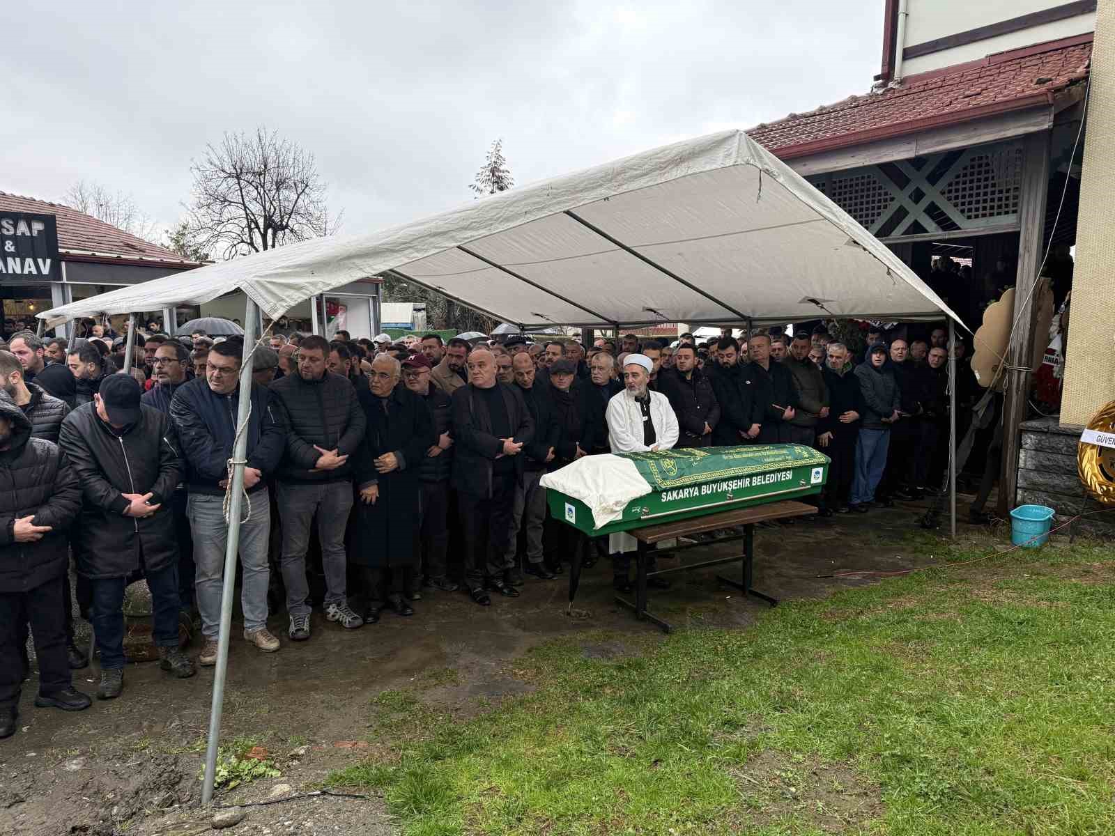 Dönemin kara kutusu olarak bilinen suç örgütü lideri Hadi Özcan, Sakarya’da toprağa verildi
