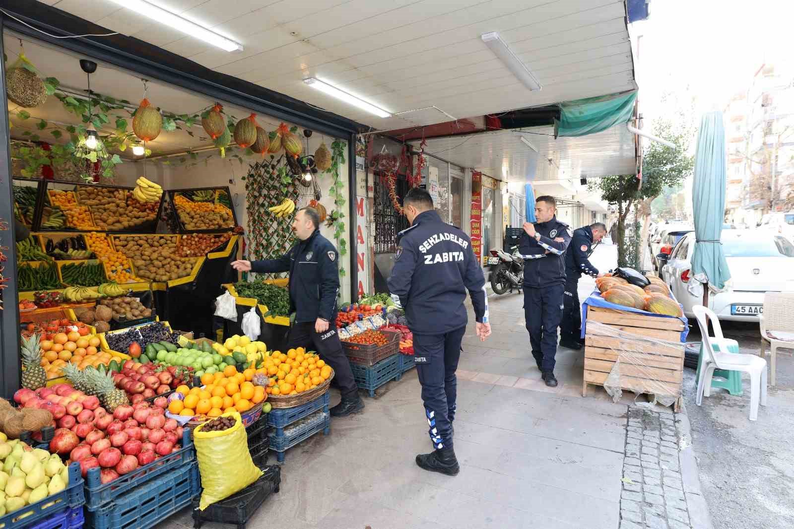 Şehzadeler’de kaldırım işgallerine karşı sıkı denetim
