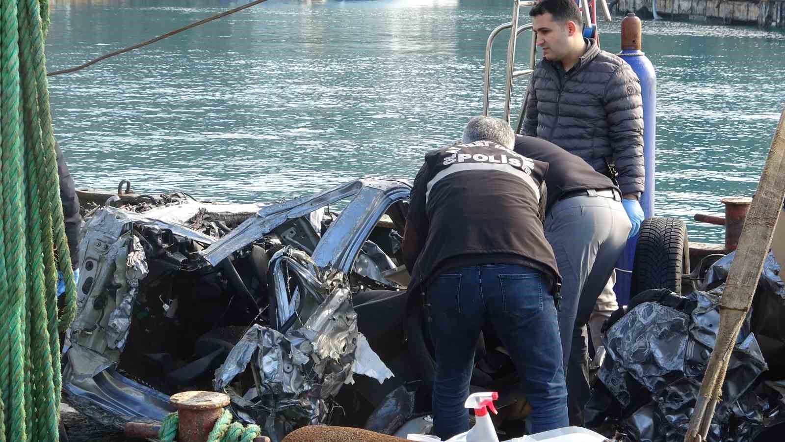 Araçtan çıkan ve kayıp gence ait olduğu değerlendirilen kıyafet delil torbasına konuldu
