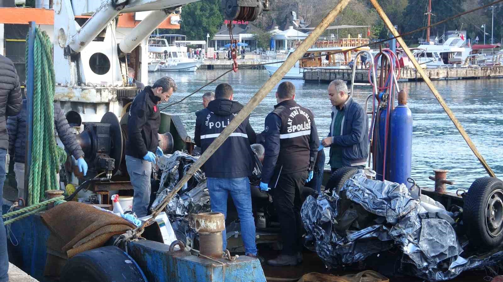 Araçtan çıkan ve kayıp gence ait olduğu değerlendirilen kıyafet delil torbasına konuldu
