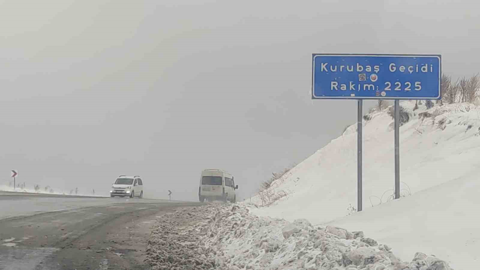 Kurubaş ve Güzeldere geçitlerinde kar yağışı etkili oldu
