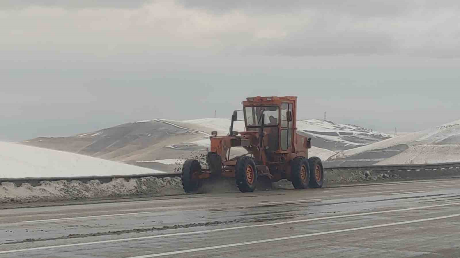 Kurubaş ve Güzeldere geçitlerinde kar yağışı etkili oldu
