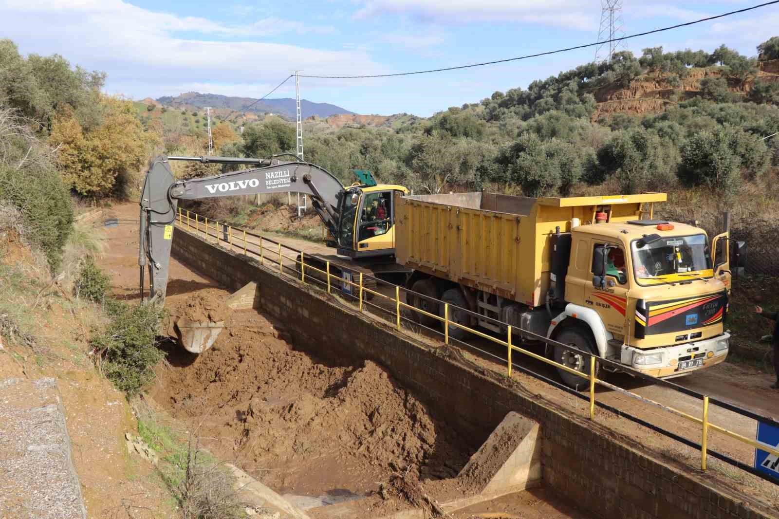 Nazilli Belediyesi çökeltme havuzlarında temizlik çalışması yaptı
