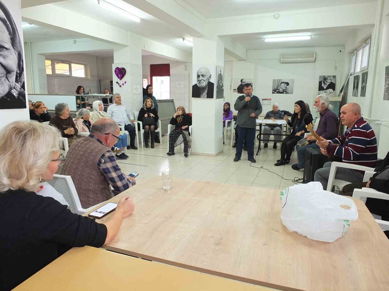 Balıkesir’de Huzurevindeki yaşlılara erken yılbaşı kutlaması
