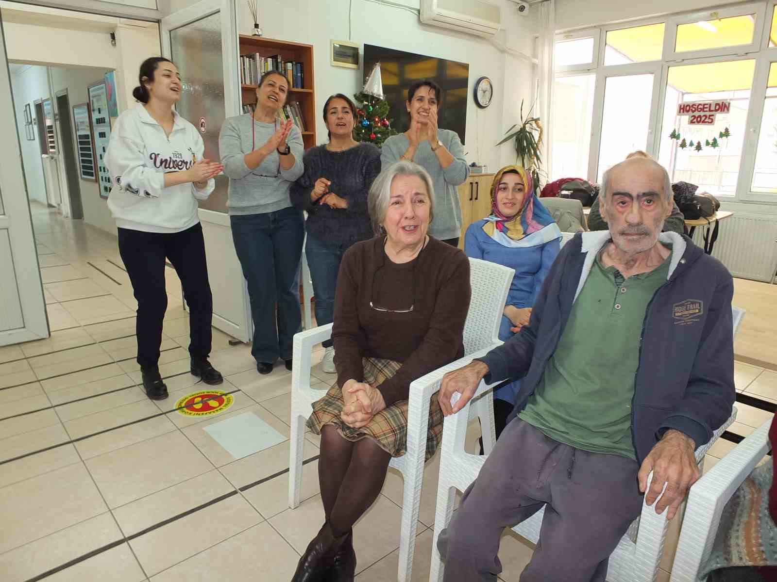 Balıkesir’de Huzurevindeki yaşlılara erken yılbaşı kutlaması
