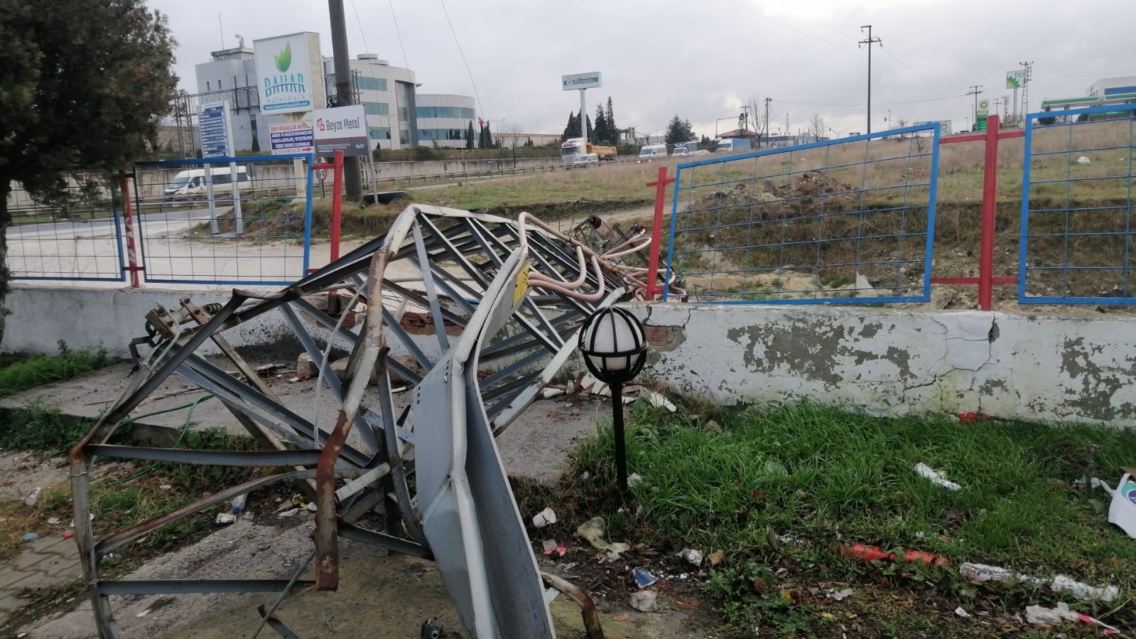 Elektrik direği devrildi, fabrikalara giden yol kapandı
