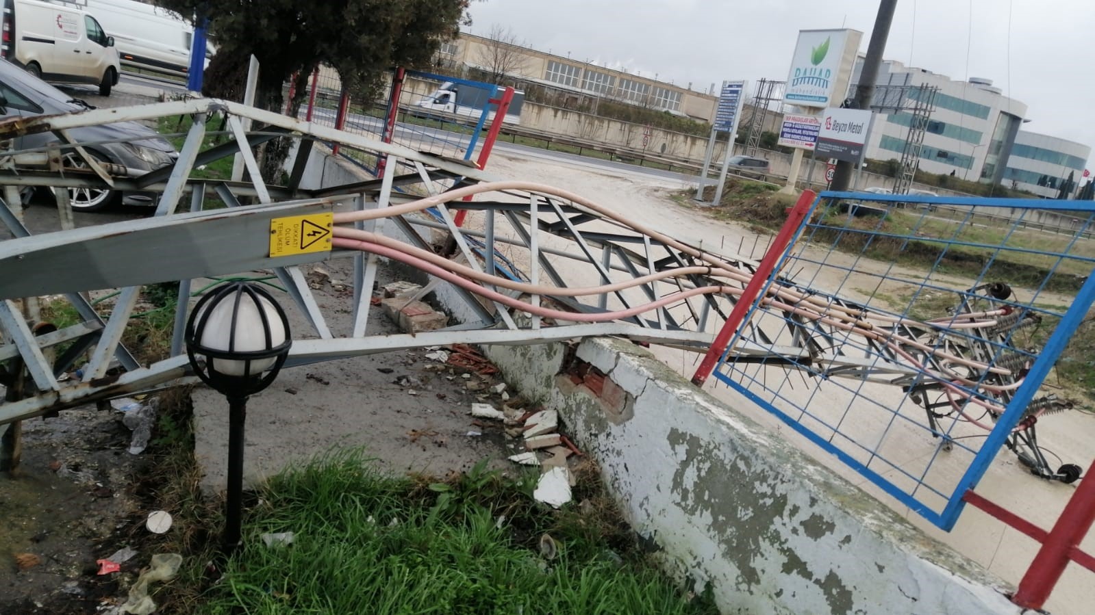 Elektrik direği devrildi, fabrikalara giden yol kapandı
