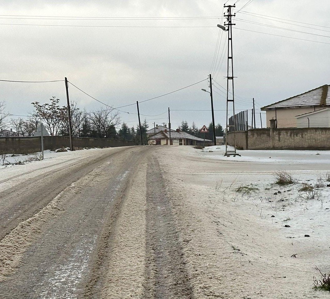 Konya’da dolu yağışı etkili oldu, mahalle beyaza büründü
