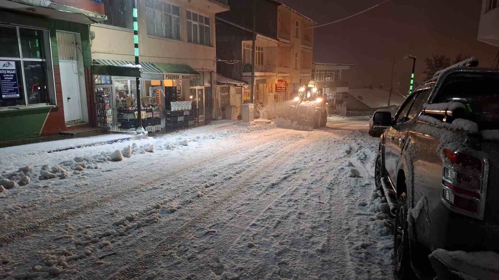 Tunceli’de Cankurtaran Geçidi zincirsiz ağır tonajlı araçlara kapatıldı
