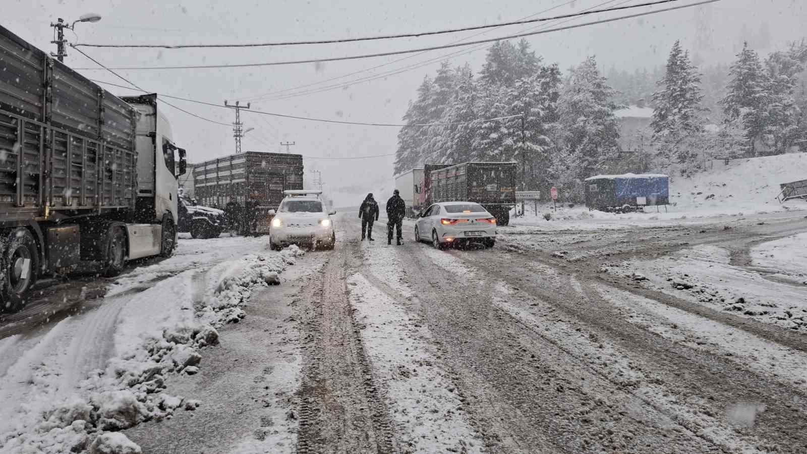 Tunceli’de Cankurtaran Geçidi zincirsiz ağır tonajlı araçlara kapatıldı
