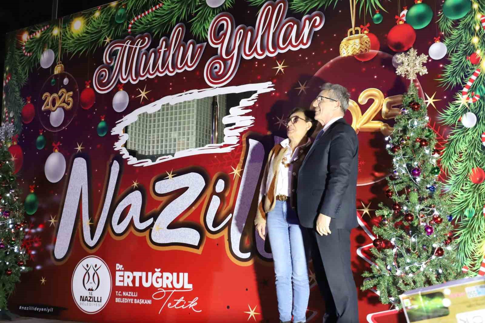 Nazilli Belediyesi’nden Cumhuriyet Meydanı’na özel platform ve ışıklandırma
