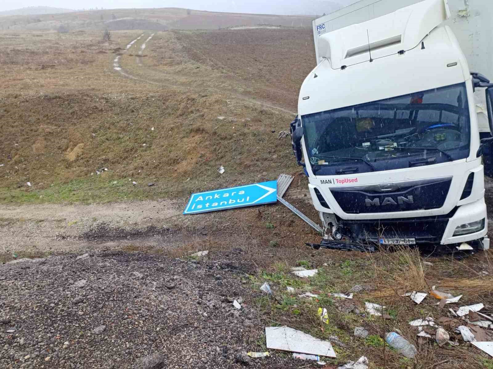 Kontrolden çıkan tır şarampole uçtu, kaza anı kameraya yansıdı
