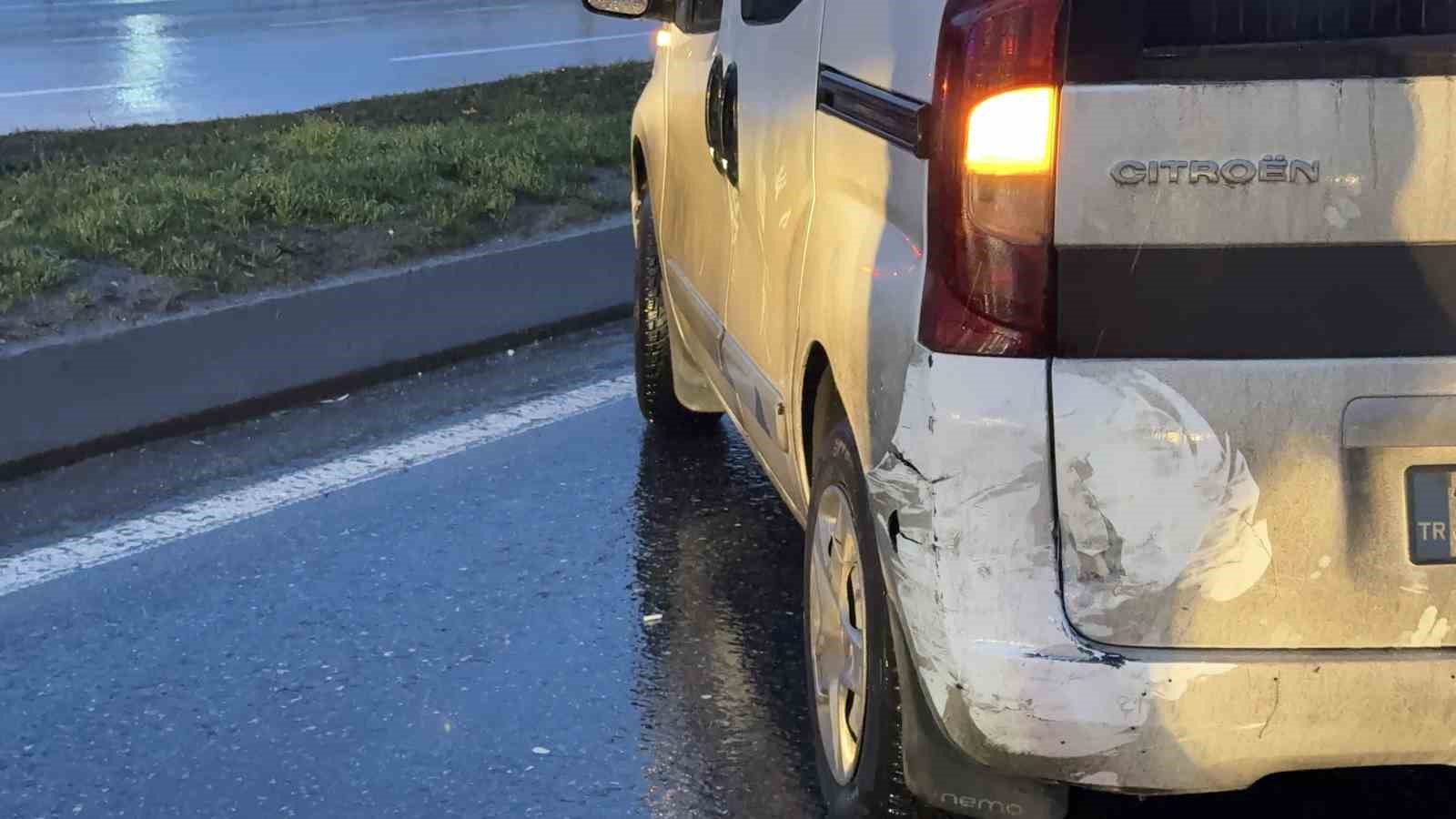 Sultangazi’de hafif ticari araç ile motosiklet çarpıştı: 1 yaralı
