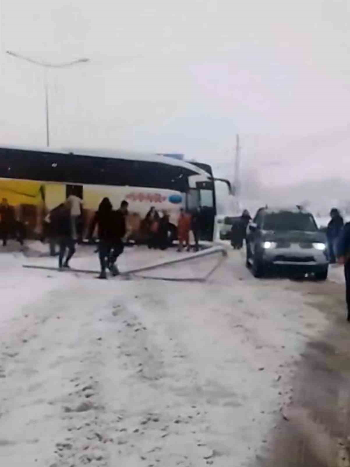 Elazığ’da yoğun kar yağışı trafiği felç etti: Kazalar ardı ardına geldi
