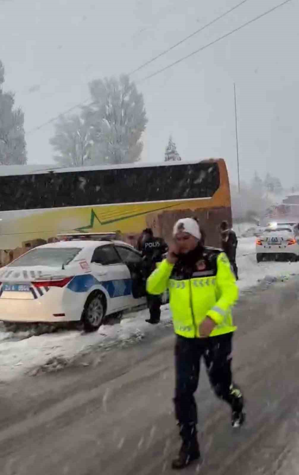 Elazığ’da yoğun kar yağışı trafiği felç etti: Kazalar ardı ardına geldi
