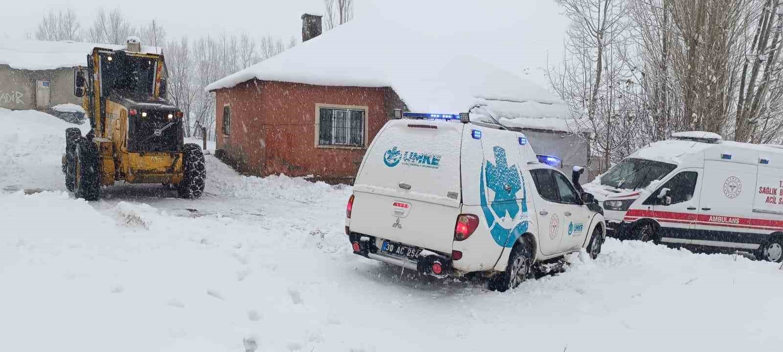 Yüksekova’da ekipler seferber oldu: Yolları kapanan köylerdeki 8 hastayı kurtardı
