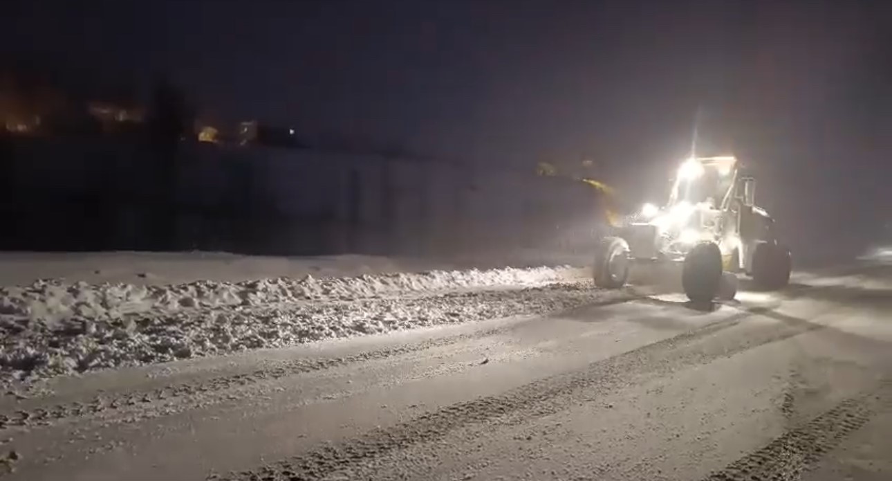 Yüksekova’da ekipler seferber oldu: Yolları kapanan köylerdeki 8 hastayı kurtardı
