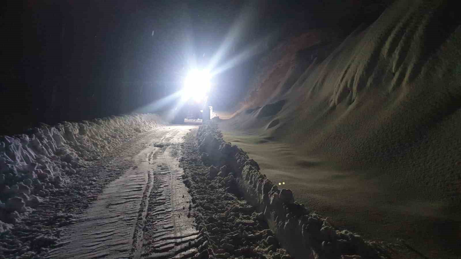 Yüksekova’da ekipler seferber oldu: Yolları kapanan köylerdeki 8 hastayı kurtardı
