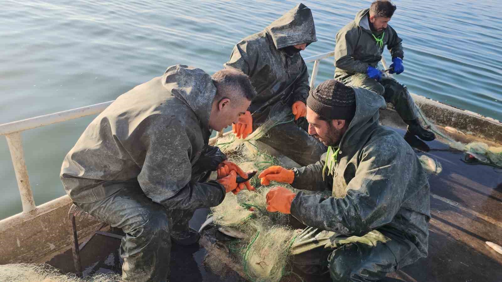 Balıkçıların Erçek Gölü’nde zorlu kış mesaisi
