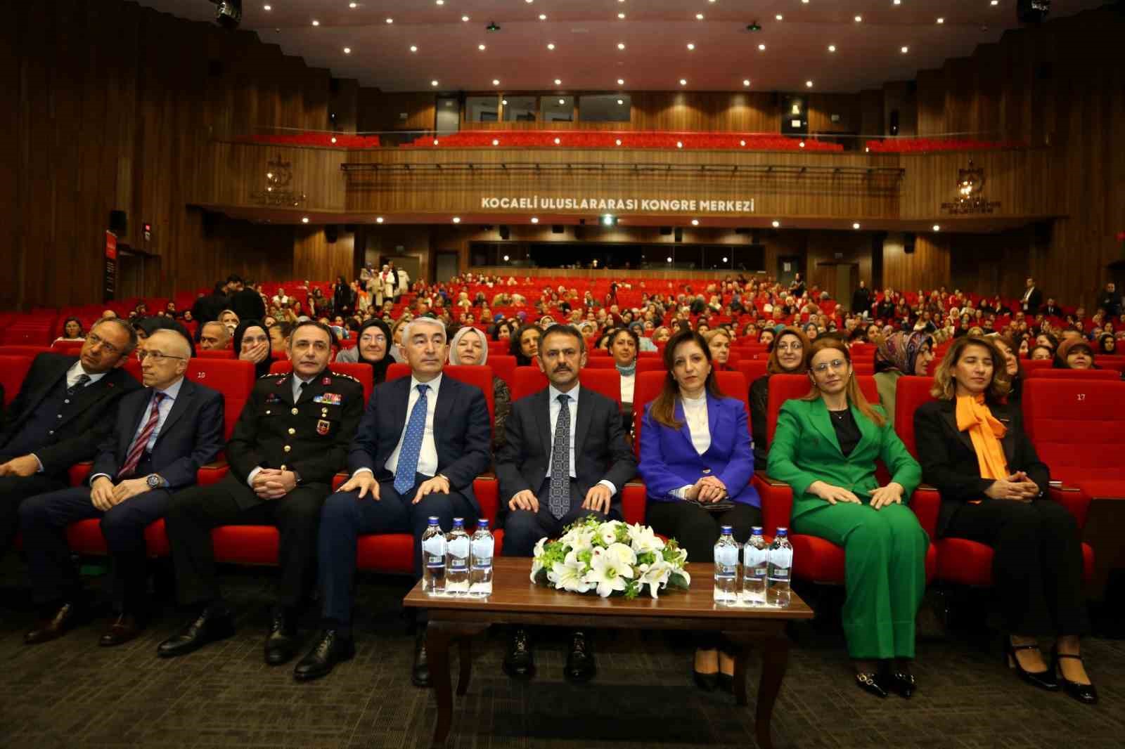 Şiddetin hukuki, psikolojik ve dini boyutunu uzmanından öğrendiler
