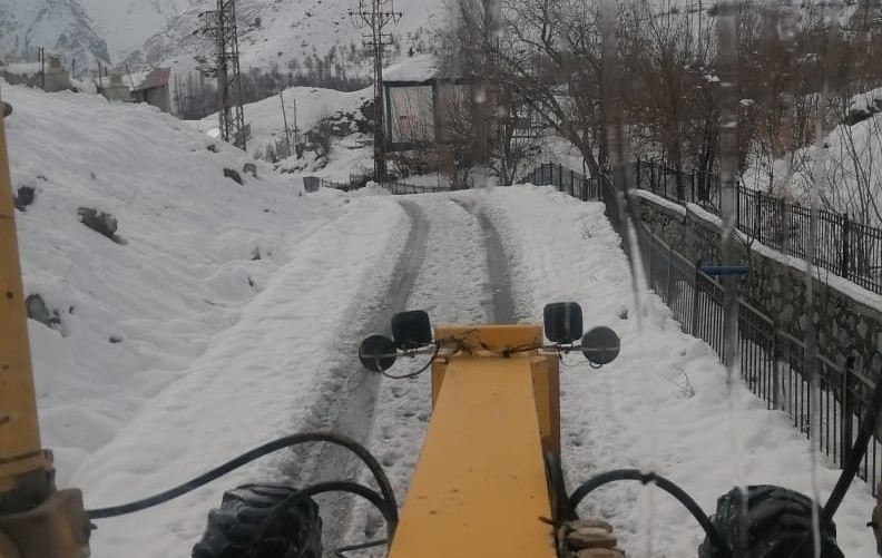 Hakkari’de 20 araçla karla mücadele yapıldı
