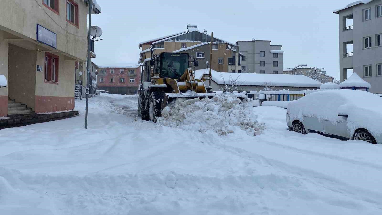 Kar, bir ilçenin tüm köy yollarını ulaşıma kapattı
