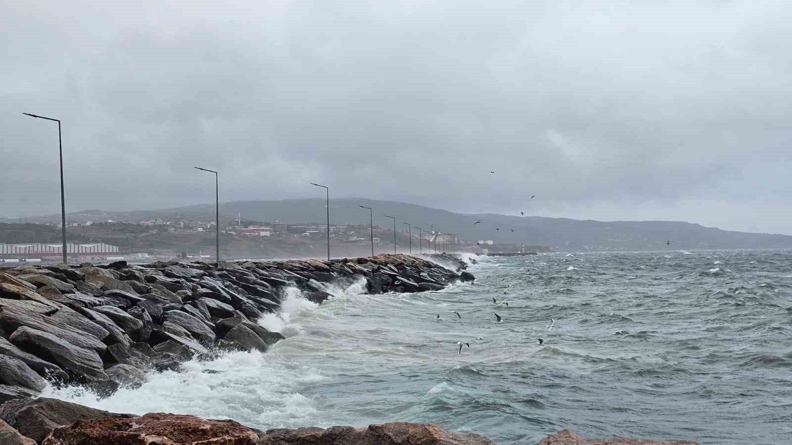 Bandırma’da fırtına etkili oldu, dağ kesimleri beyaza büründü
