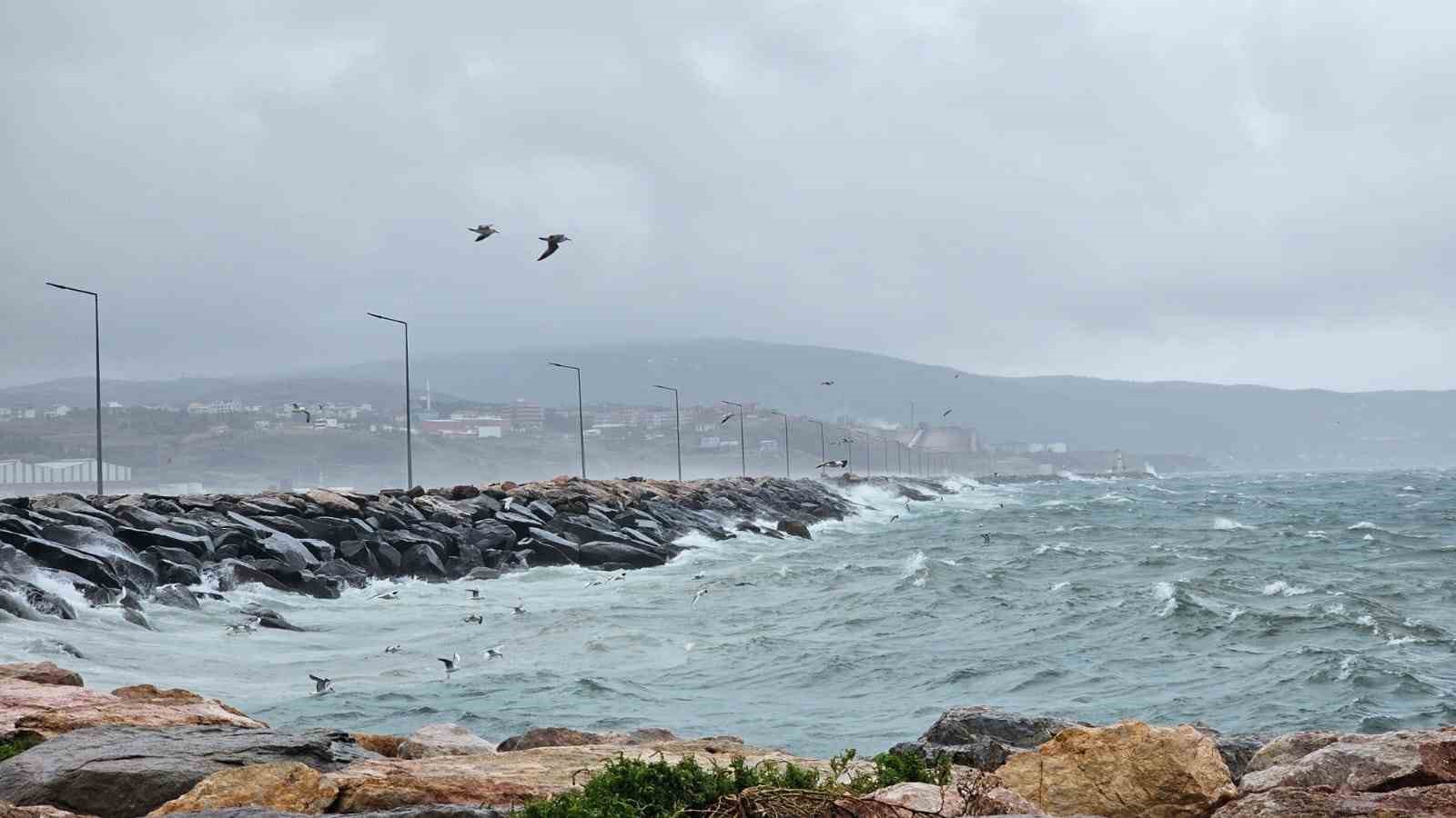 Bandırma’da fırtına etkili oldu, dağ kesimleri beyaza büründü
