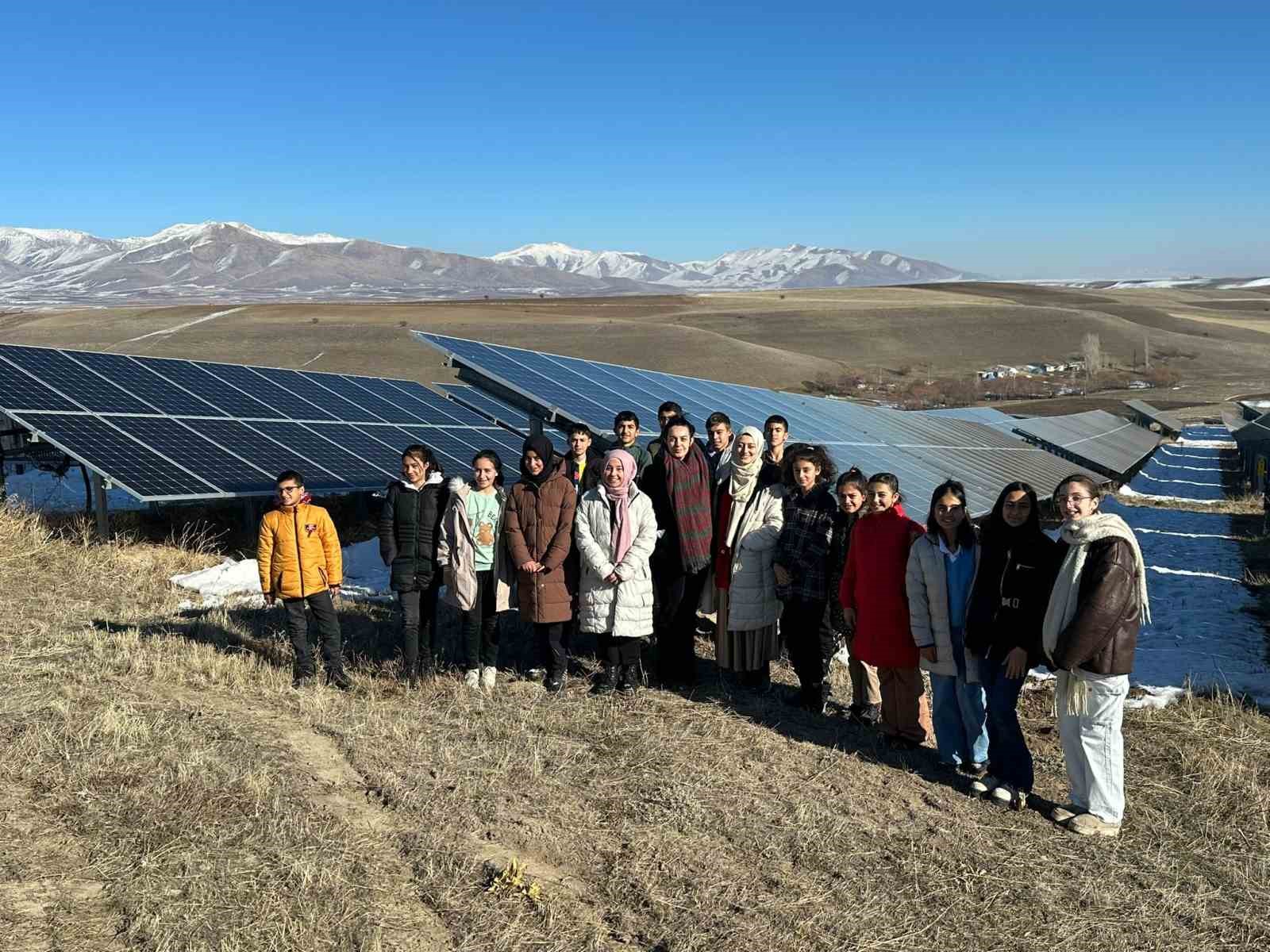 Güneş enerji santralinde fen bilimleri dersi
