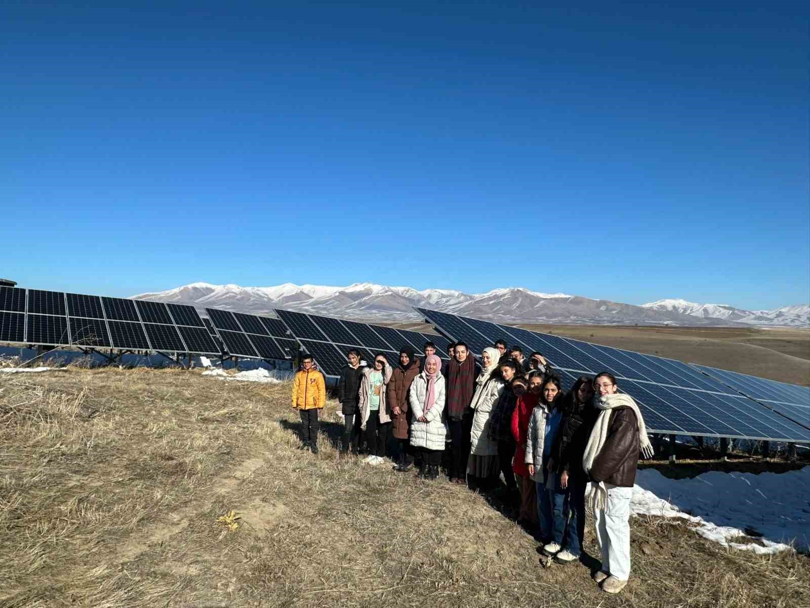 Güneş enerji santralinde fen bilimleri dersi
