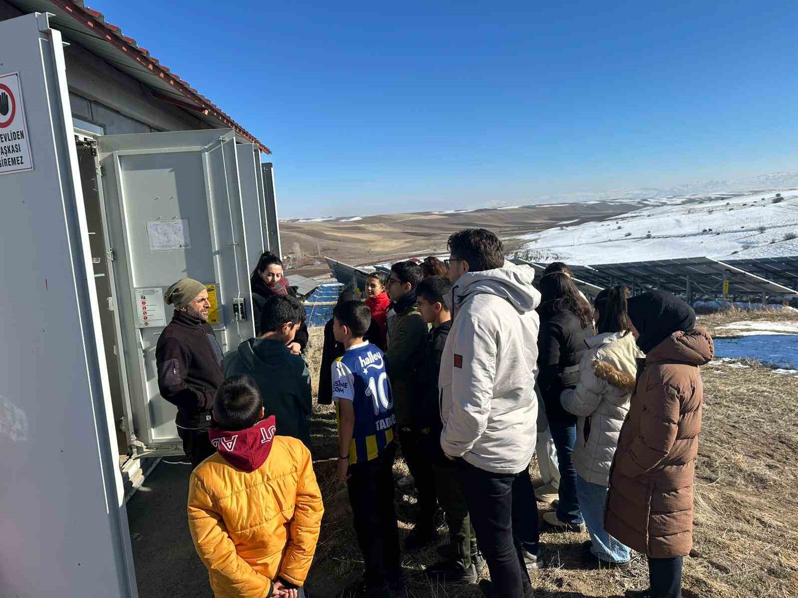 Güneş enerji santralinde fen bilimleri dersi
