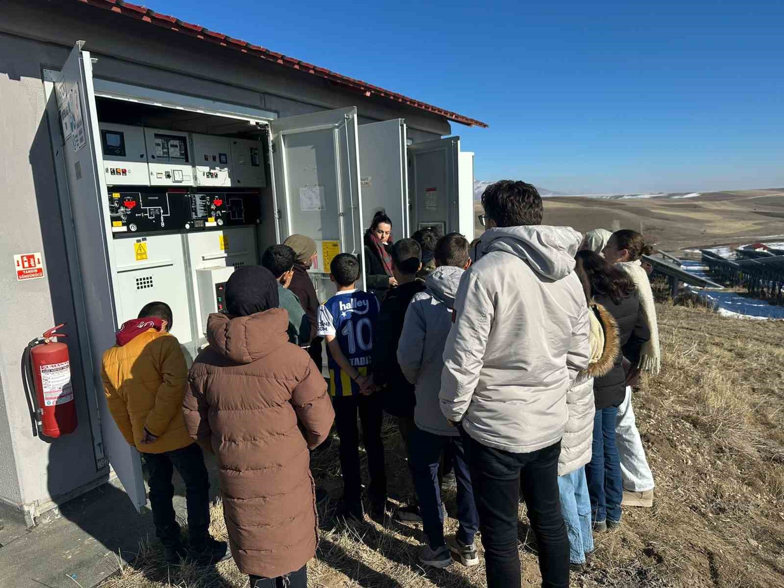 Güneş enerji santralinde fen bilimleri dersi
