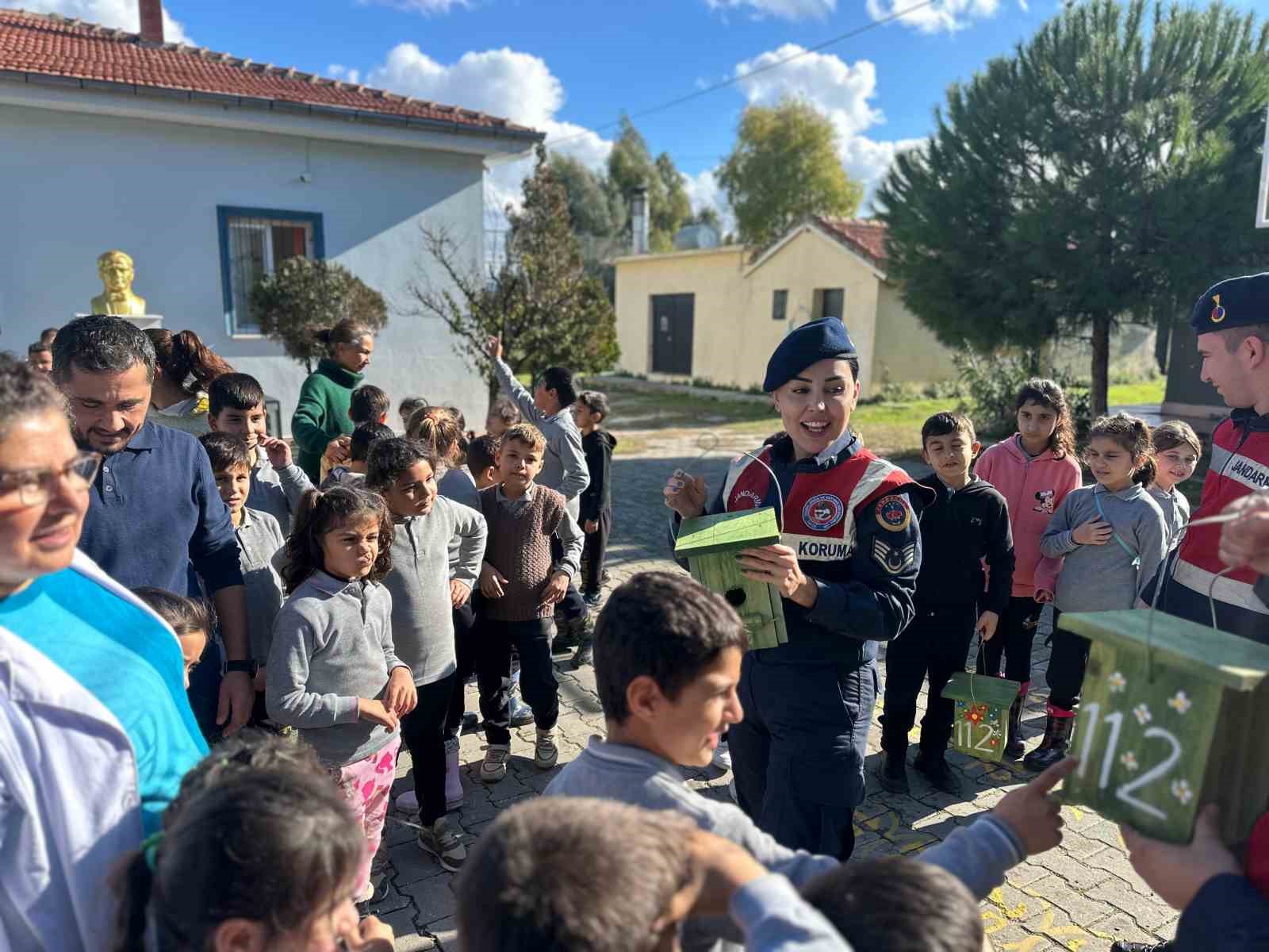 Jandarma, miniklere hayvan sevgisini aşıladı
