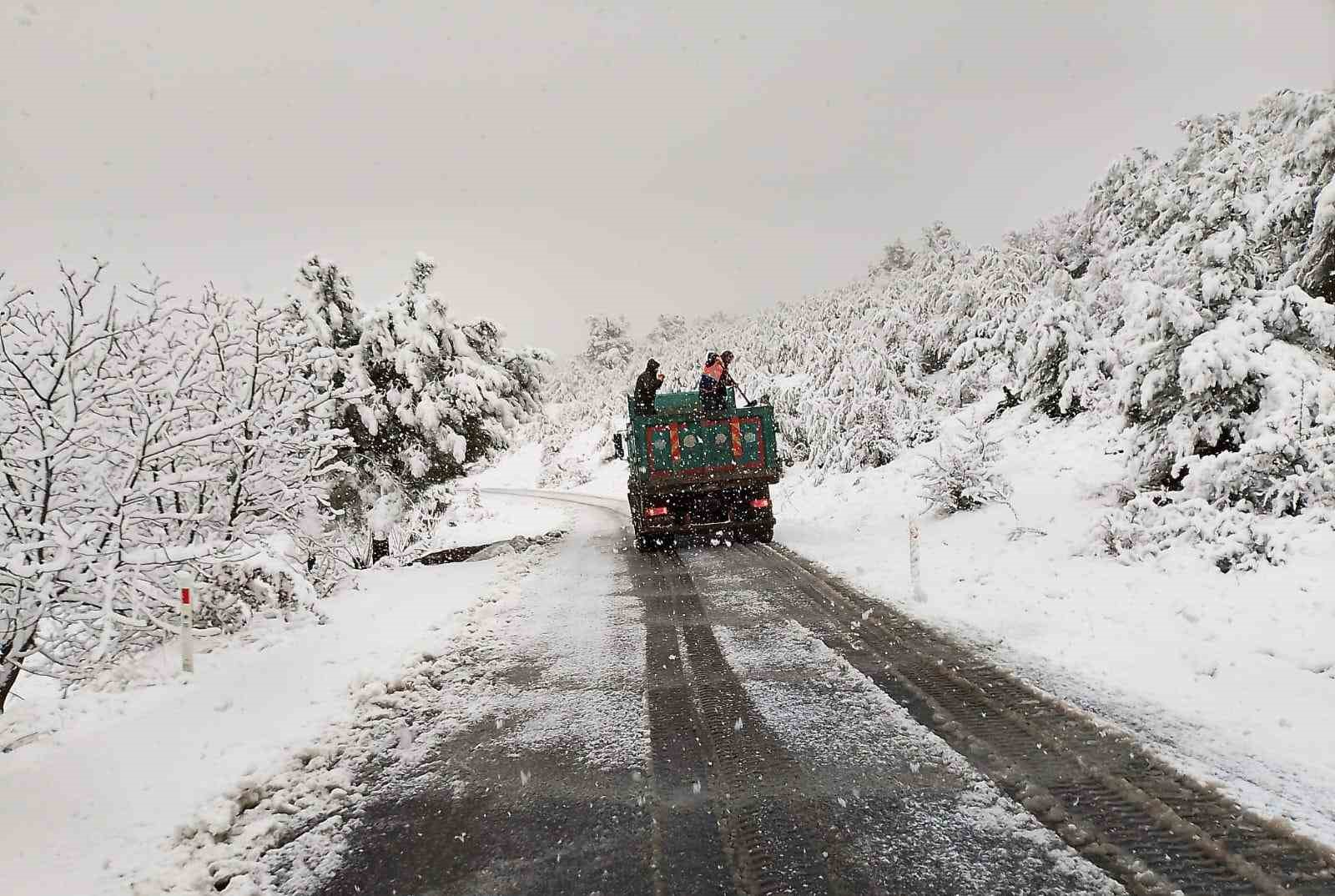 Manisa’da etkili olan kar yağışına, Büyükşehir’den yoğun müdahale
