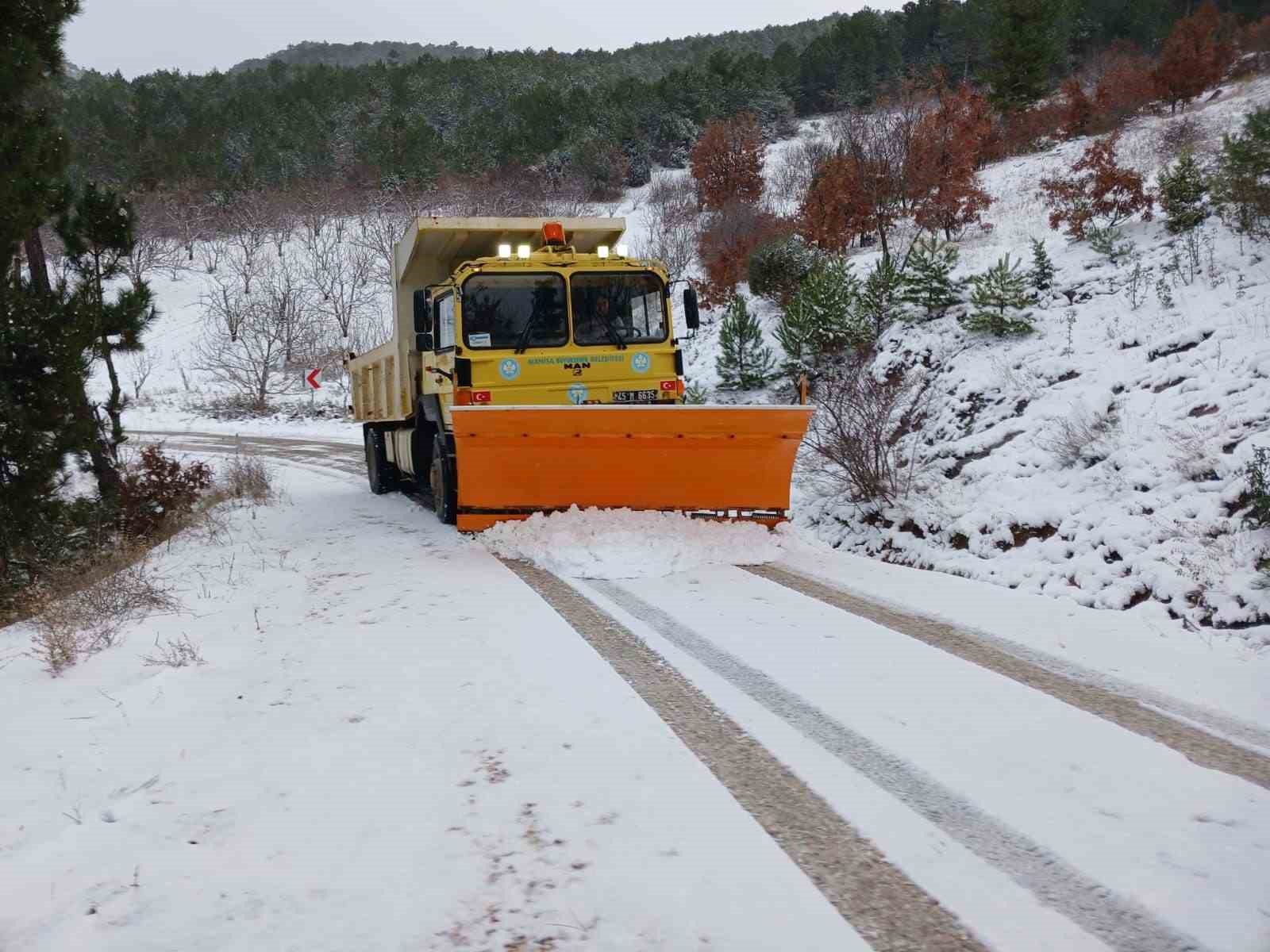 Manisa’da etkili olan kar yağışına, Büyükşehir’den yoğun müdahale
