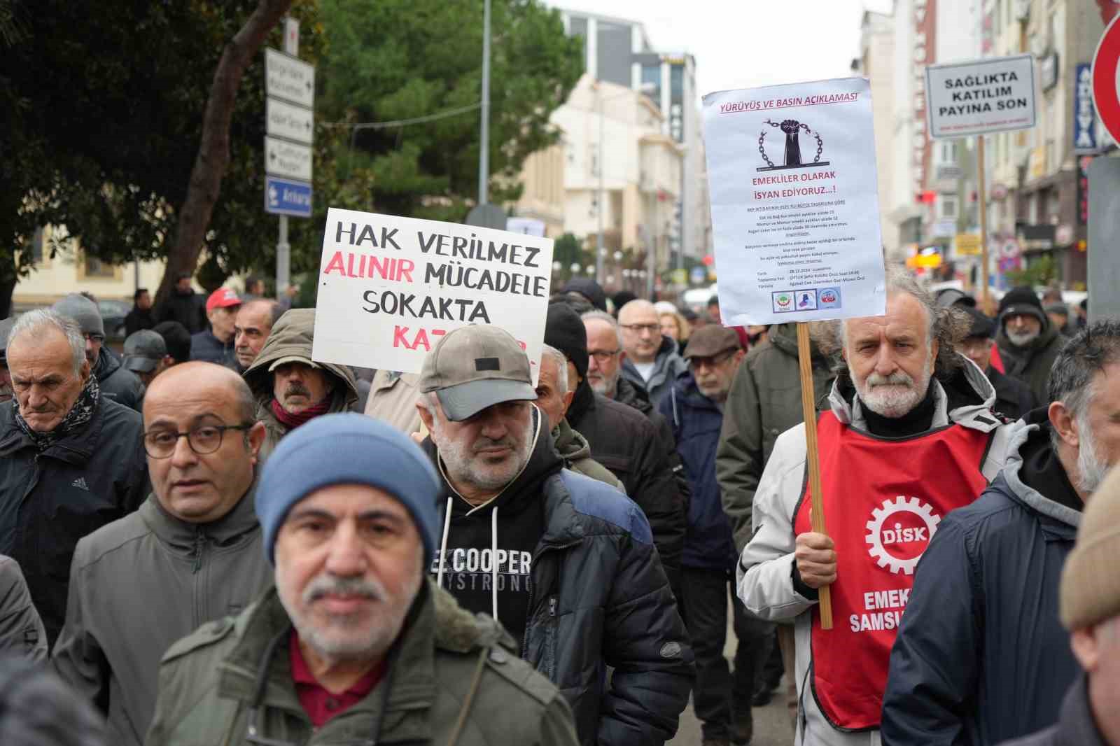 Emekliler, maaş beklentileri için yürüdü
